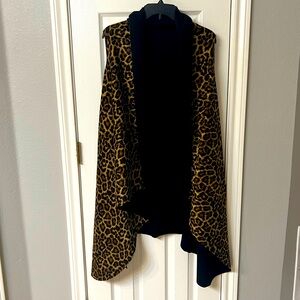 Women’s Leopard One size Vest; black interior, tapered hem